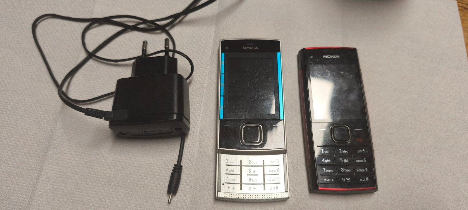 Nokia X2-00 en Nokia X3-00 (2 telefoons), Gebruikt, Zwart, Fysiek toetsenbord, 3 tot 6 megapixel