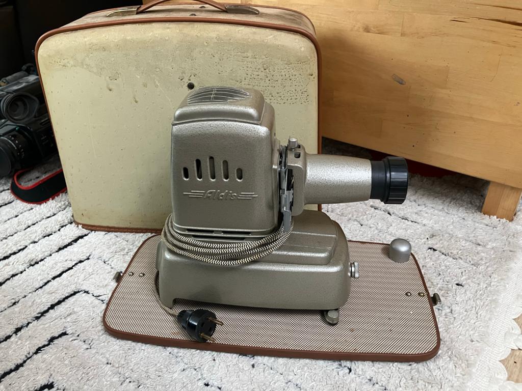 Vintage Aldis dia projector met originel koffer, Ophalen, Gebruikt, Met scherm