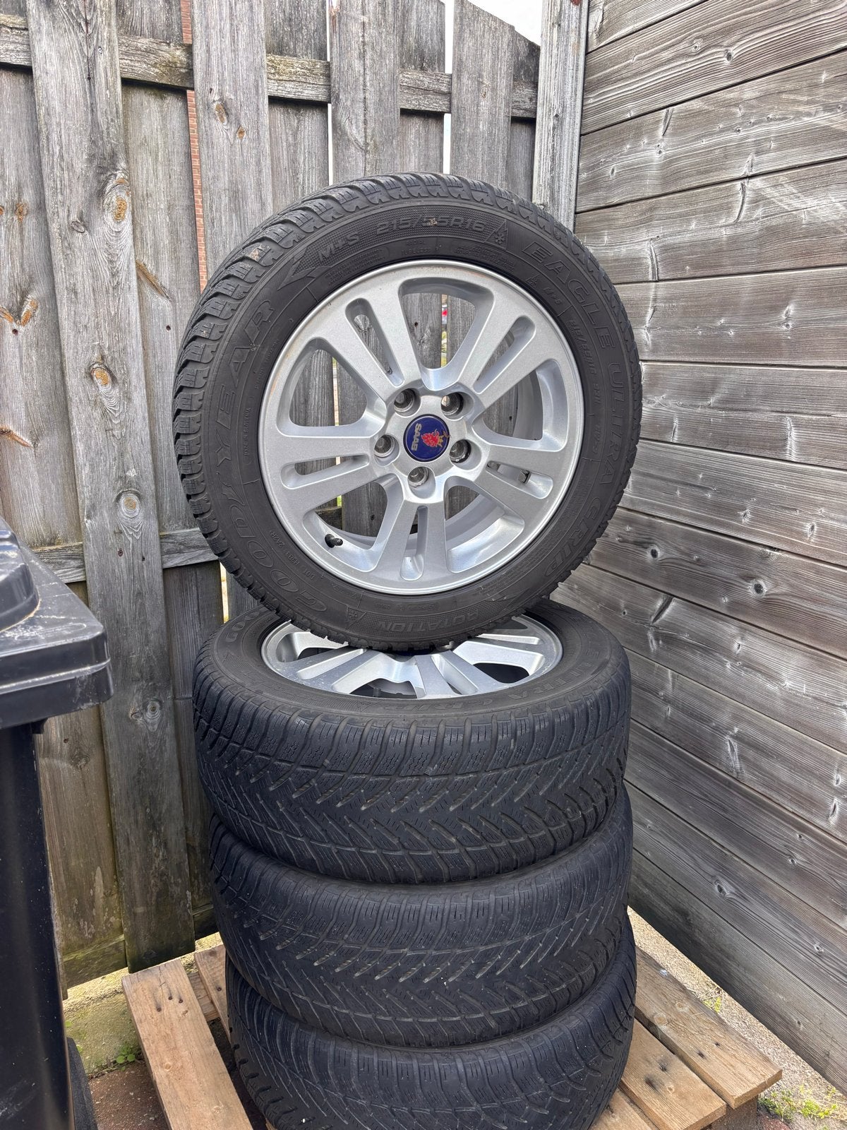Saab velgen met Goodyear Ultragrip winterbanden 215/55R16, Ophalen, Gebruikt