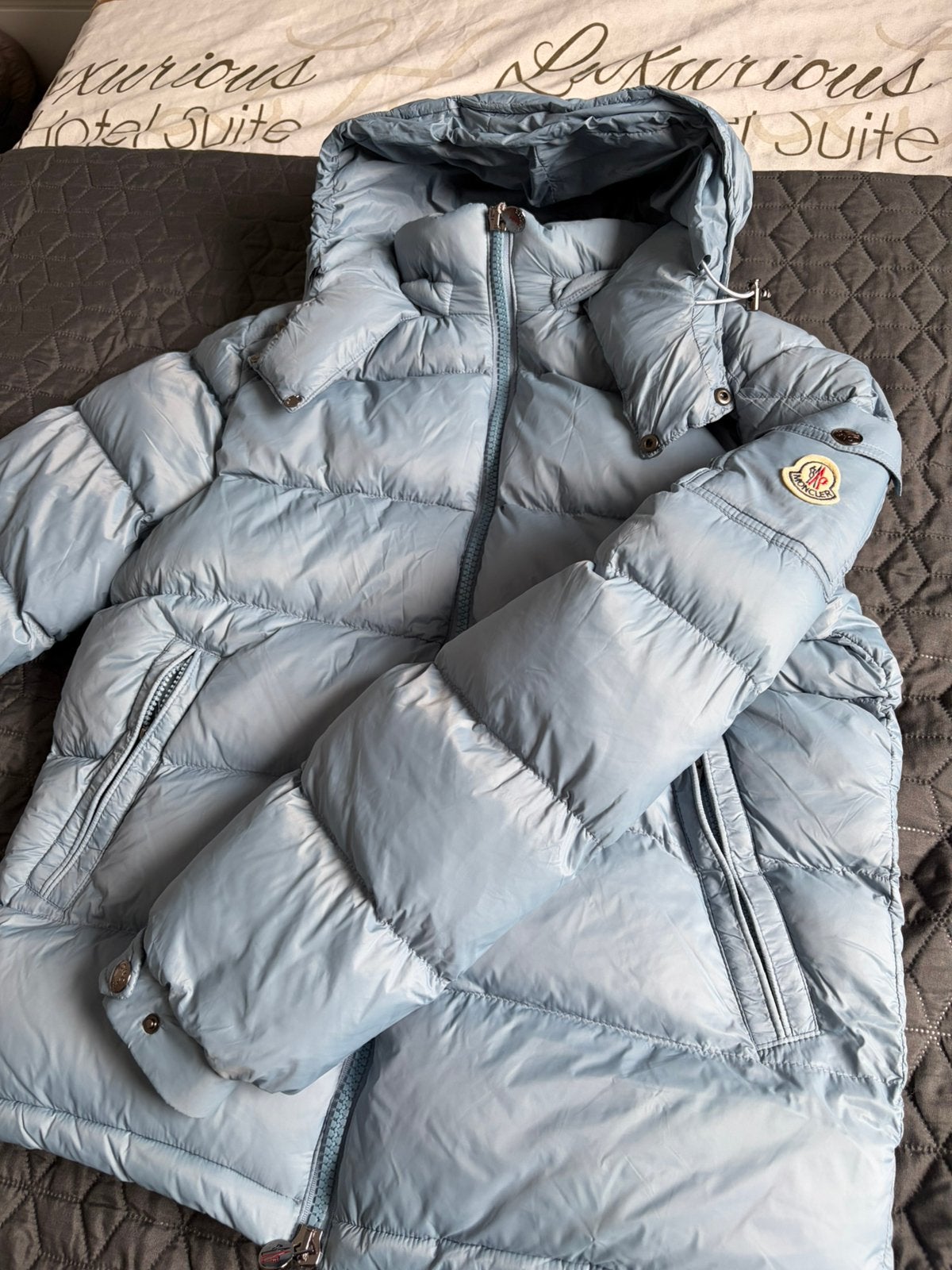 Moncler Maya lichtblauw, Verzenden, Nieuw, Maat 48/50 (M), Blauw