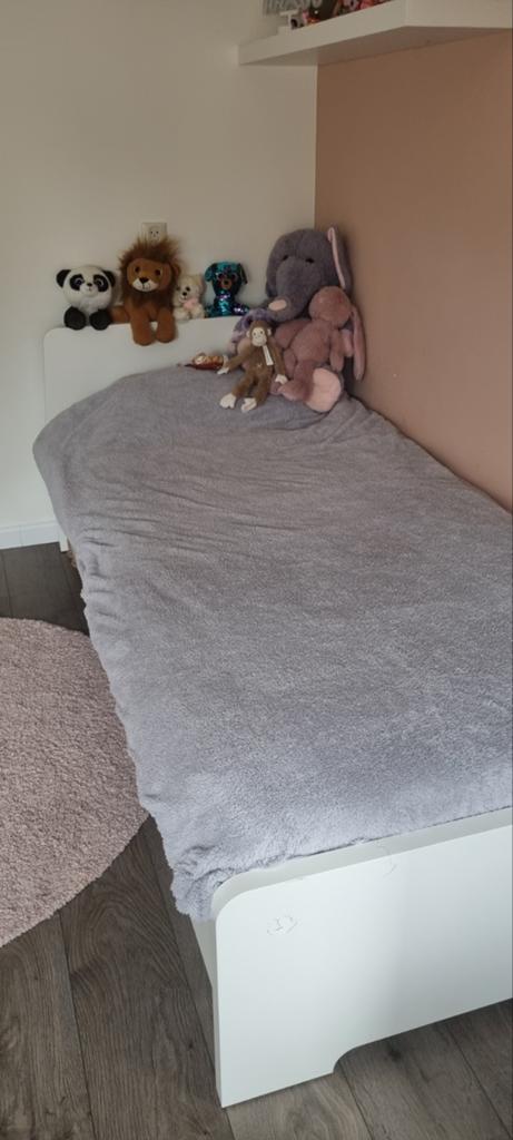 Ikea Kledingkast, Bed en Commode ( bureau), Huis en Inrichting, Slaapkamer | Complete slaapkamers, Ophalen, Gebruikt, Eenpersoons