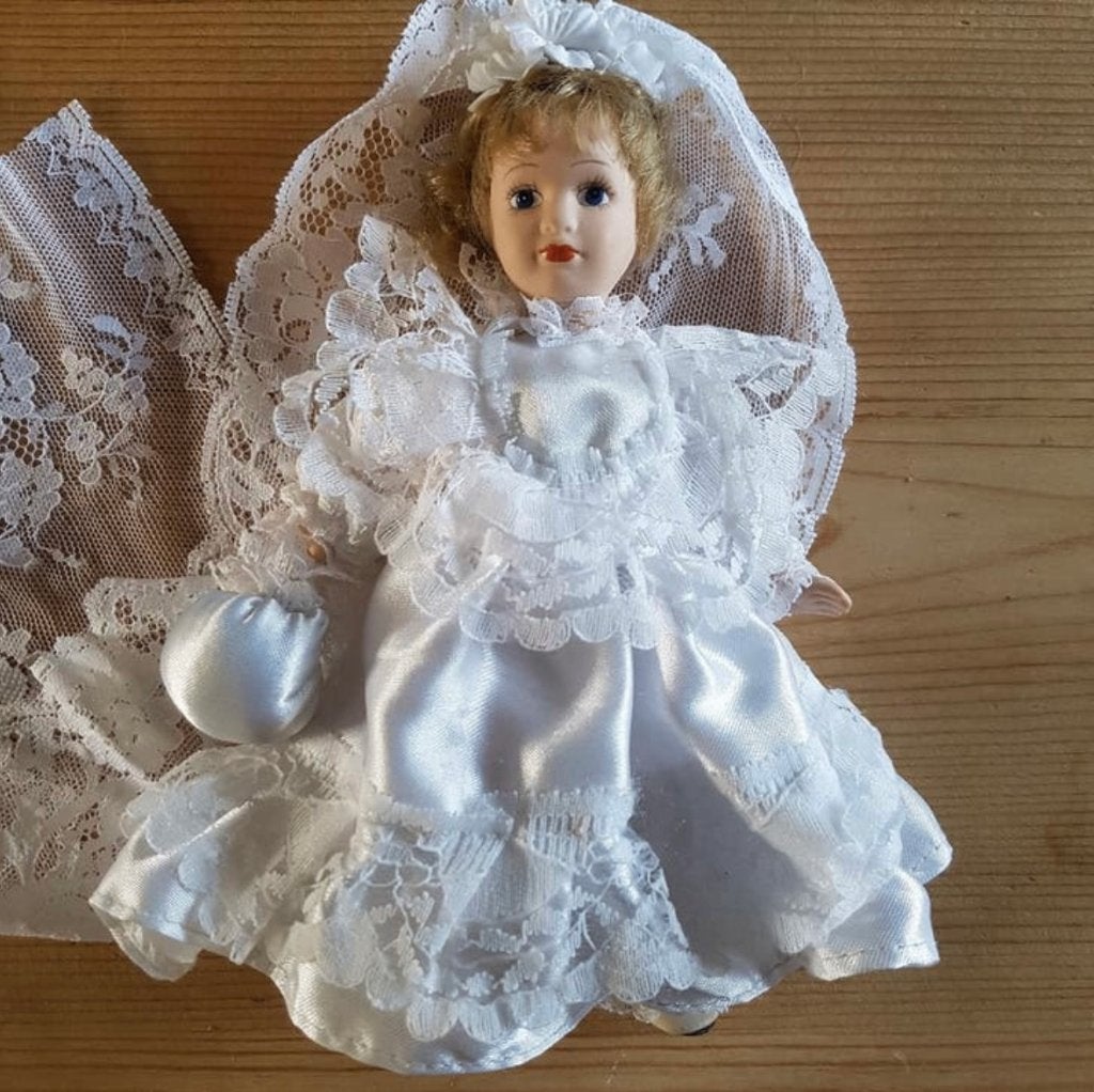Porceleinen pop in bruids kleding 20cm x 12cm, Ophalen of Verzenden, Zo goed als nieuw, Pop