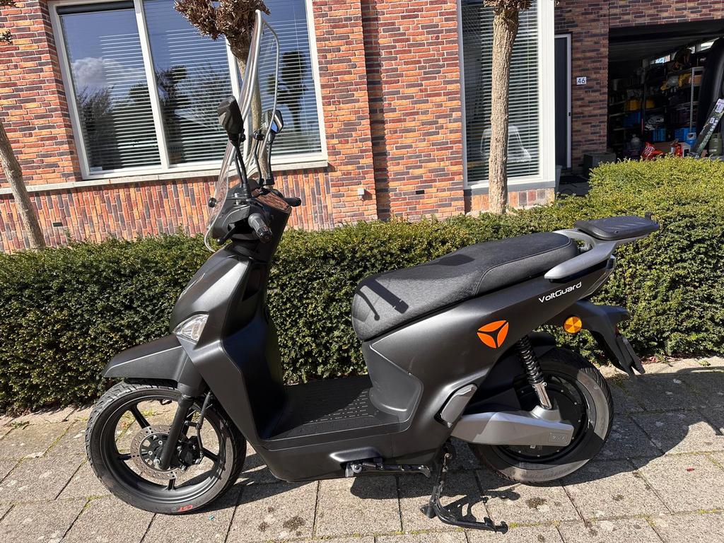 Yadea Voltguard elektrische scooter mat zwart geel kenteken, Fietsen en Brommers, Scooters | Overige merken, Ophalen, Zo goed als nieuw