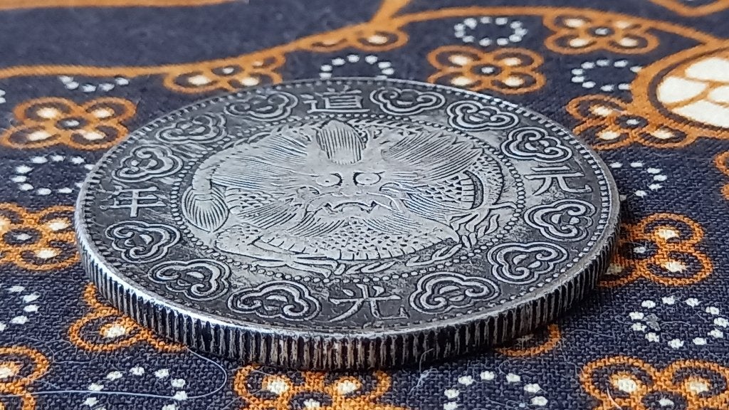 Mooie grote oude Chinese munt met draak en portret 4,4 cm., Antiek en Kunst, Zilver, China, Ophalen of Verzenden, Brons