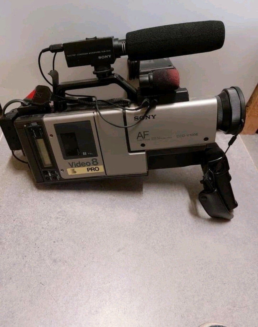 Retro vintage Sony video8 pro camera ccd-100e filmprop
Voor