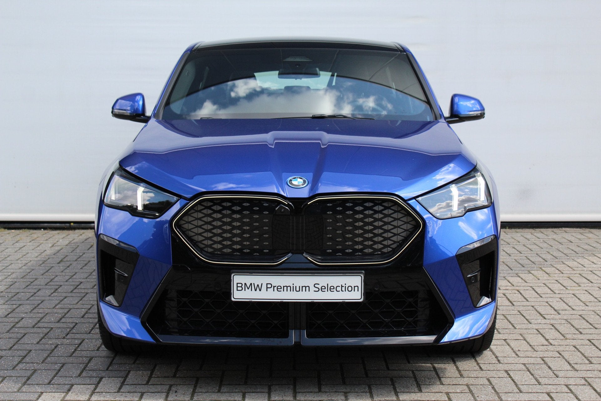 BMW iX2 eDrive20 M Sport / Panoramadak / Trekhaak / Sportsto, Auto's, BMW, Met garantie (alle), 204 pk, SUV of Terreinwagen, Te koop