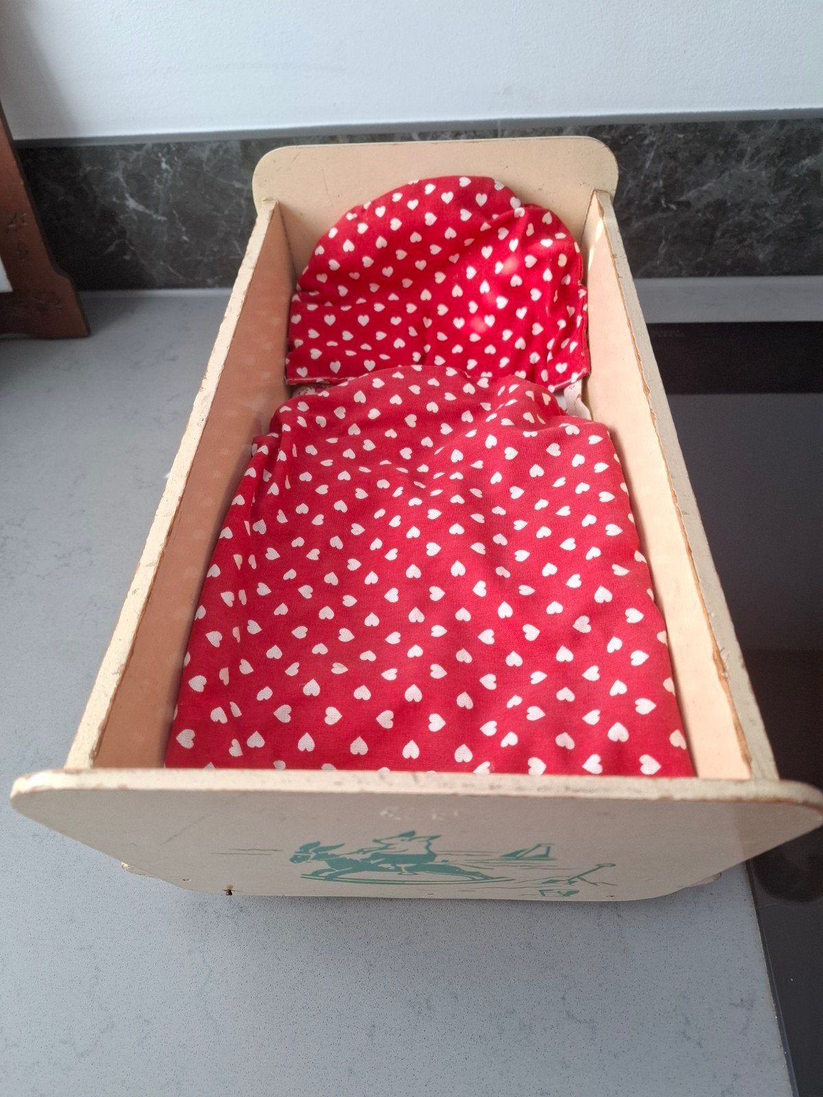 Vintage poppen ledikantje met babypop en accessoires, Antiek en Kunst, Ophalen of Verzenden