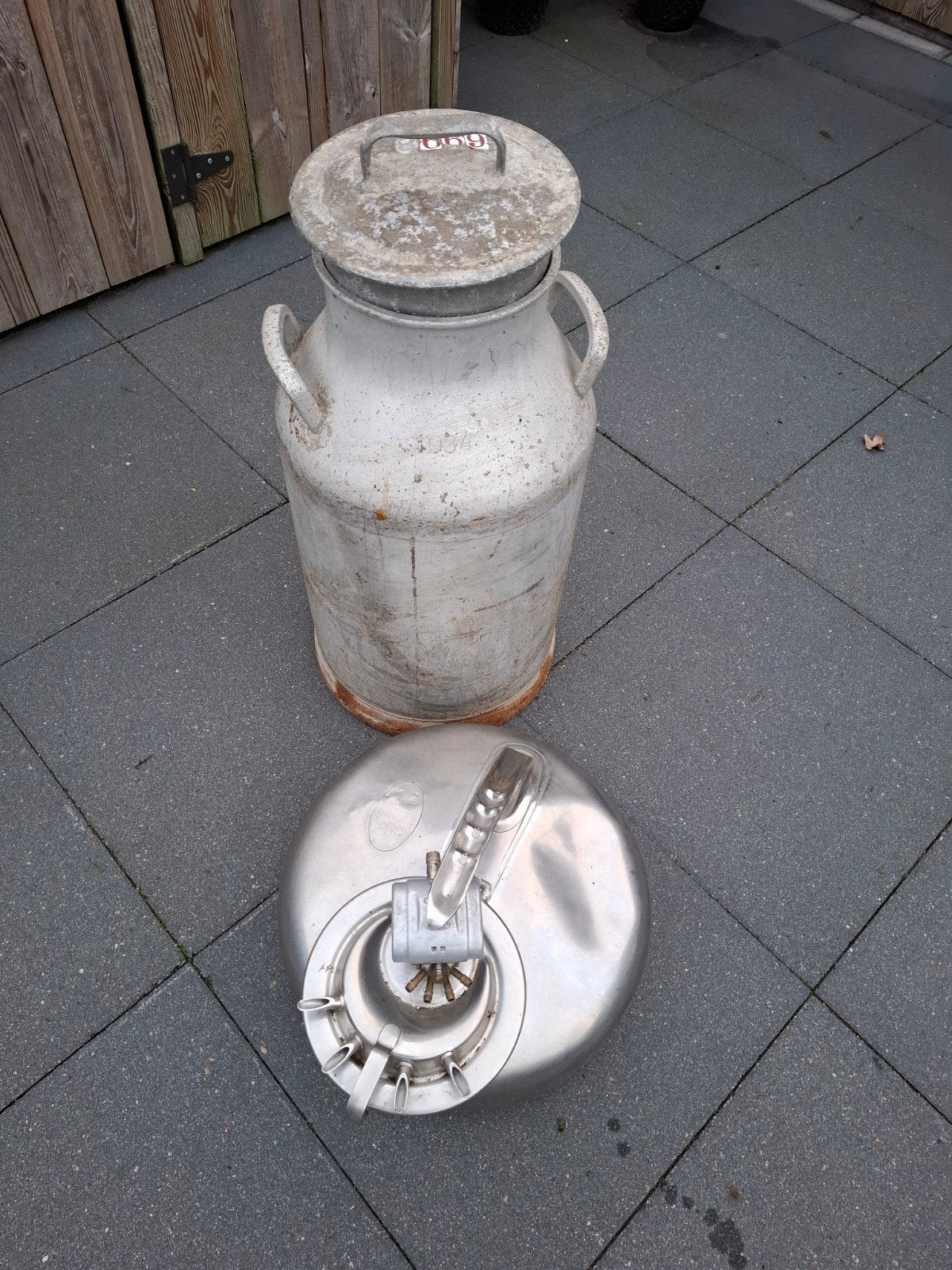 Melkbus met deksel en Melotte melkmachine, Ophalen