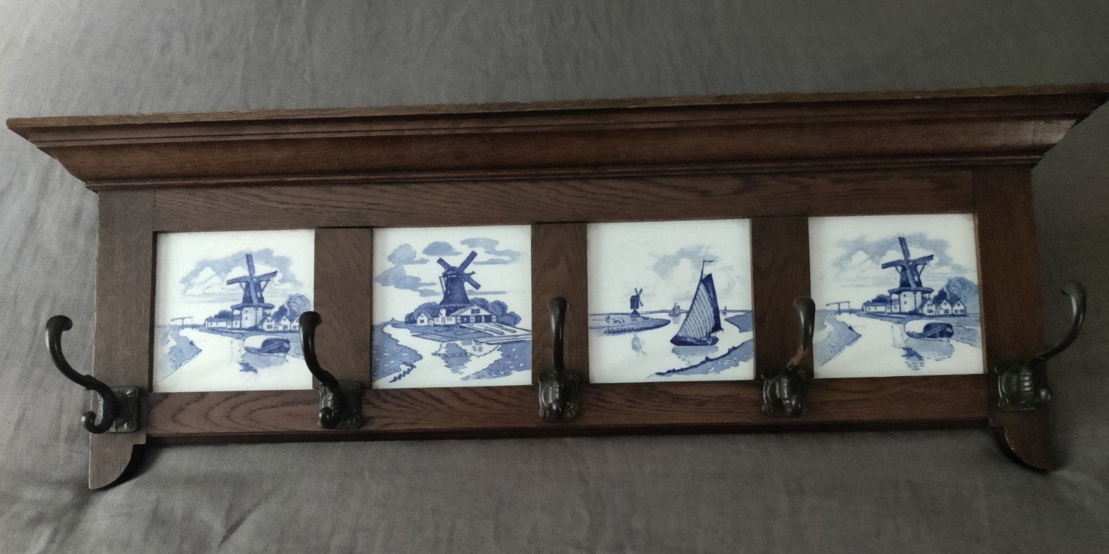 Antieke eiken wandkapstok met Delfts blauwe tegels, Huis en Inrichting, Wandkapstok, Gebruikt, Ophalen of Verzenden, Minder dan 100 cm