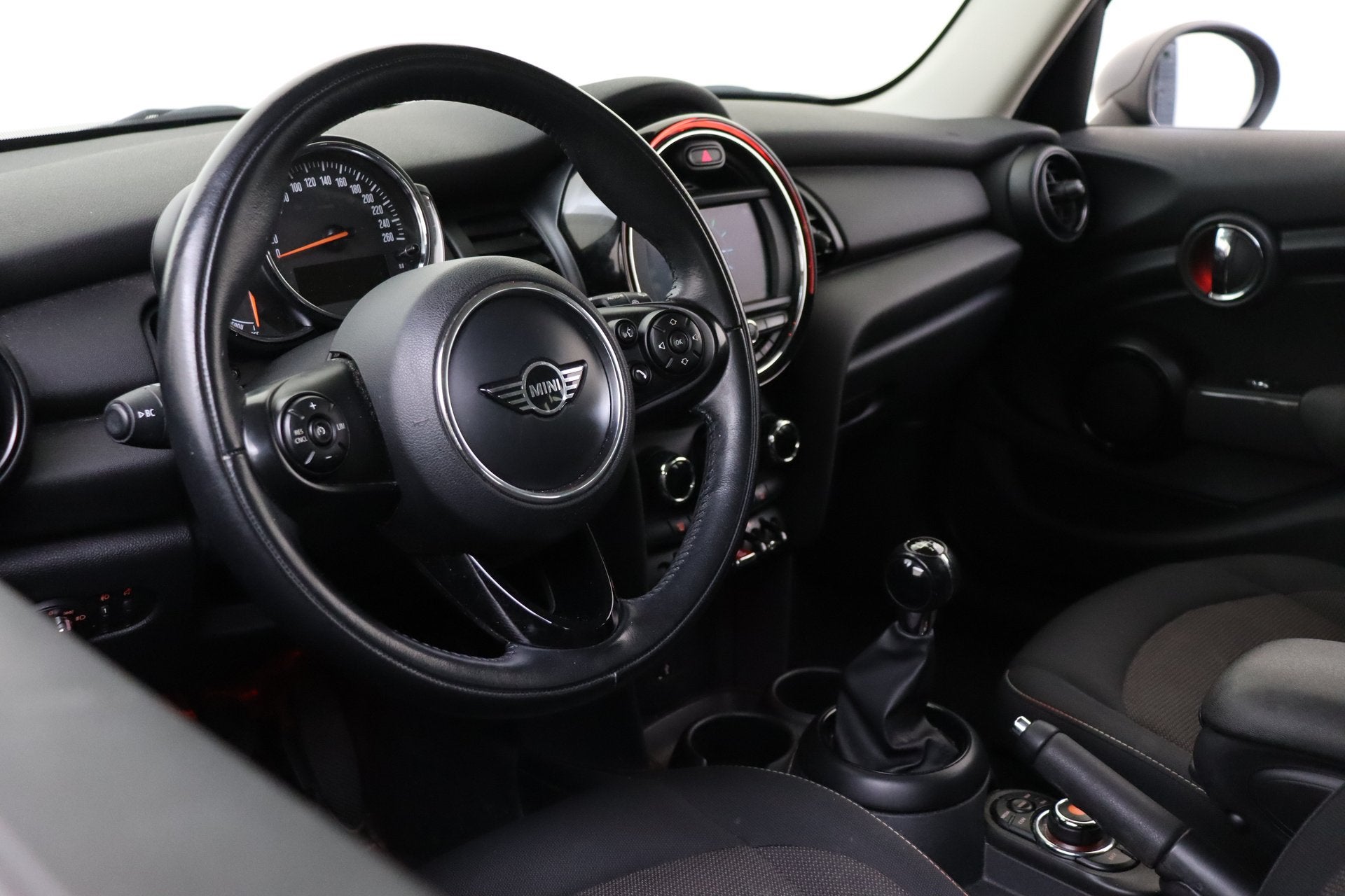 MINI Hatchback One Pepper / Cruise Control / Multifunctionee, Auto's, Mini, Stof, Gebruikt, Zwart, Handgeschakeld