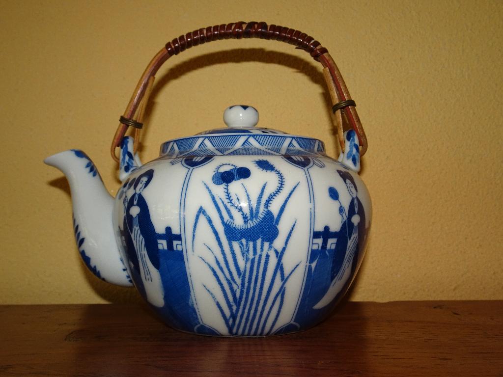Lange Lijs theepot met rieten hengsel, Overige typen, Ophalen of Verzenden, Zo goed als nieuw, Overige stijlen