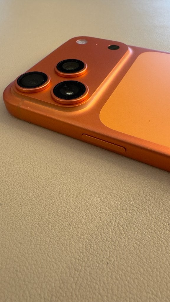 Foto 4 van iPhone 17 Pro Max - Cosmic Orange - 256GB - Topconditie