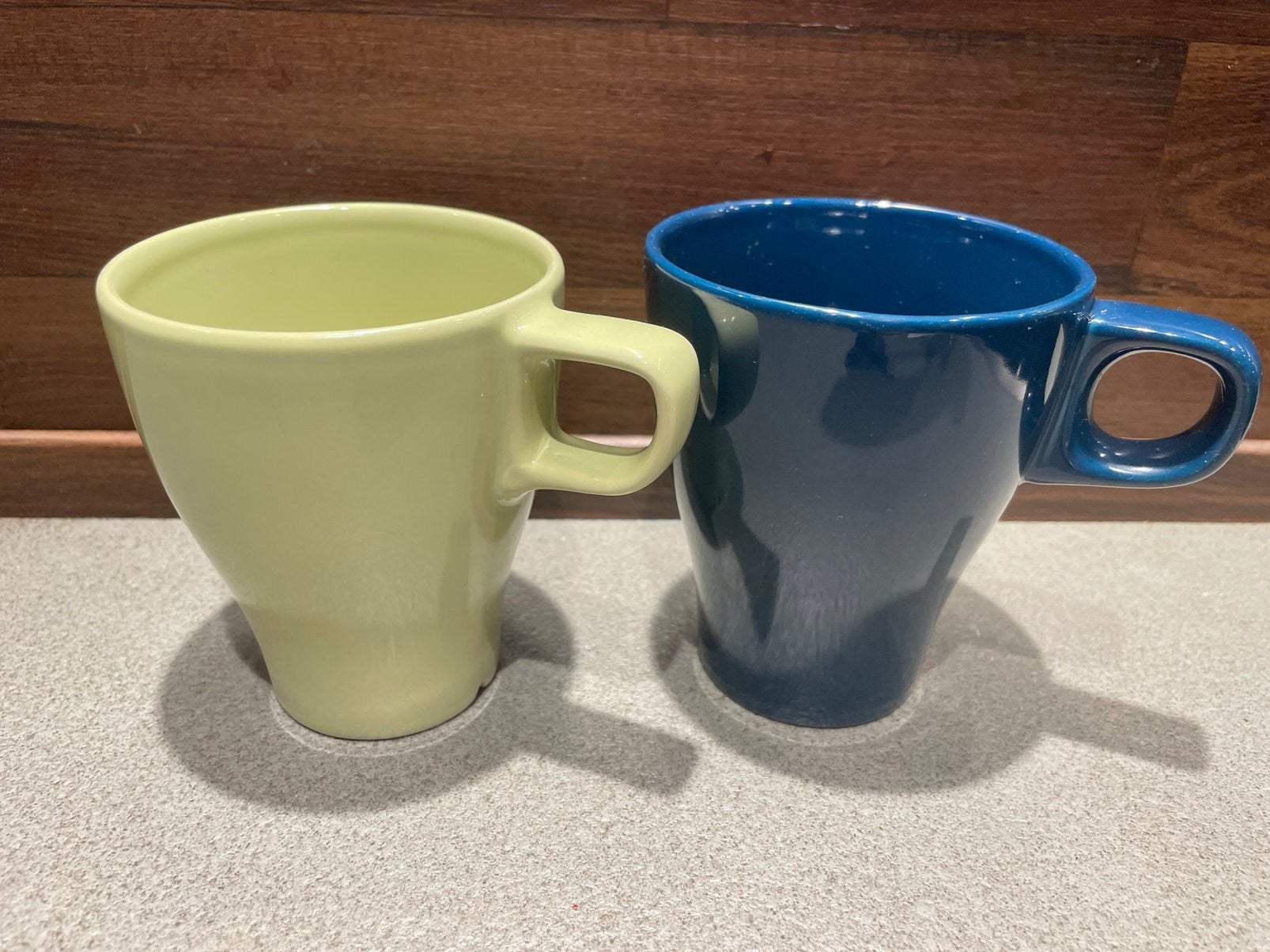 2 IKEA mokken met oor, donkerblauw en groen, IKEA, Ophalen of Verzenden, Zo goed als nieuw, Modern