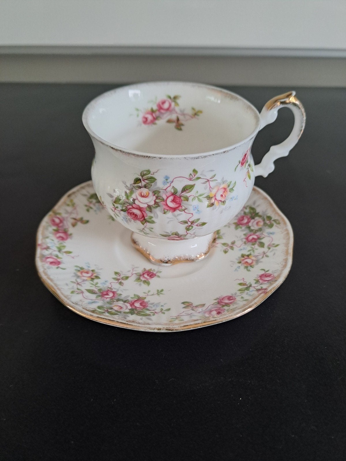 Elizabethan Fine Bone China Kop en Schotel - Rozenpatroon, Ophalen of Verzenden