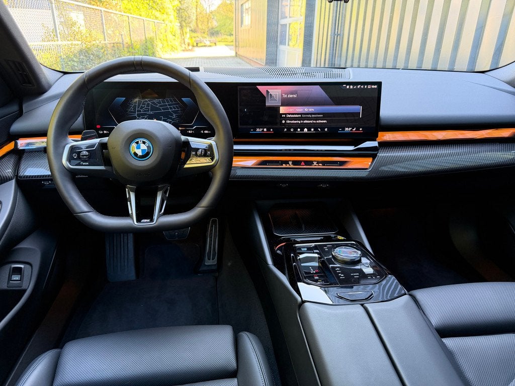 BMW I5 M Sport Pro PANO-360-TREKHAAK-H&K (bj 2025), Auto's, BMW, 12 maanden, Gebruikt, 2155 kg, Zilver of Grijs