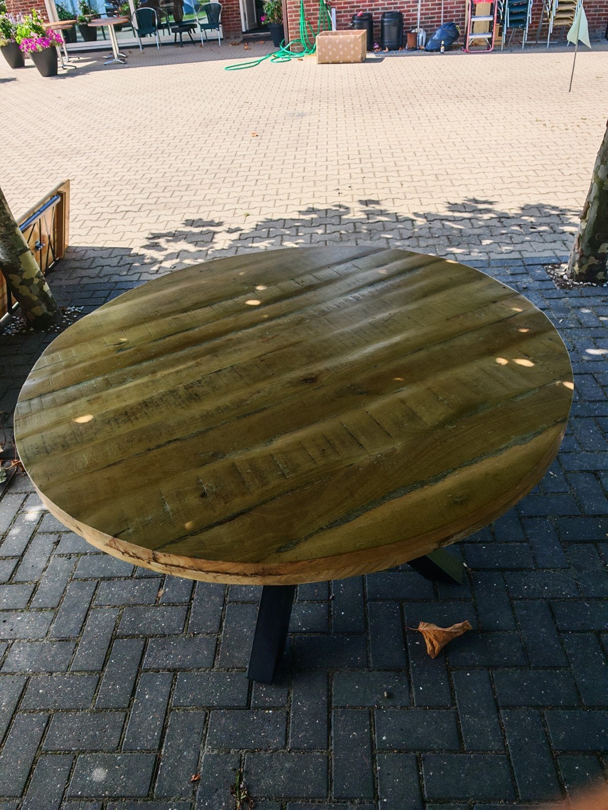 Ronde keukentafel met blank houten blad en metalen poot, Gebruikt, Rond, Vier personen, Ophalen
