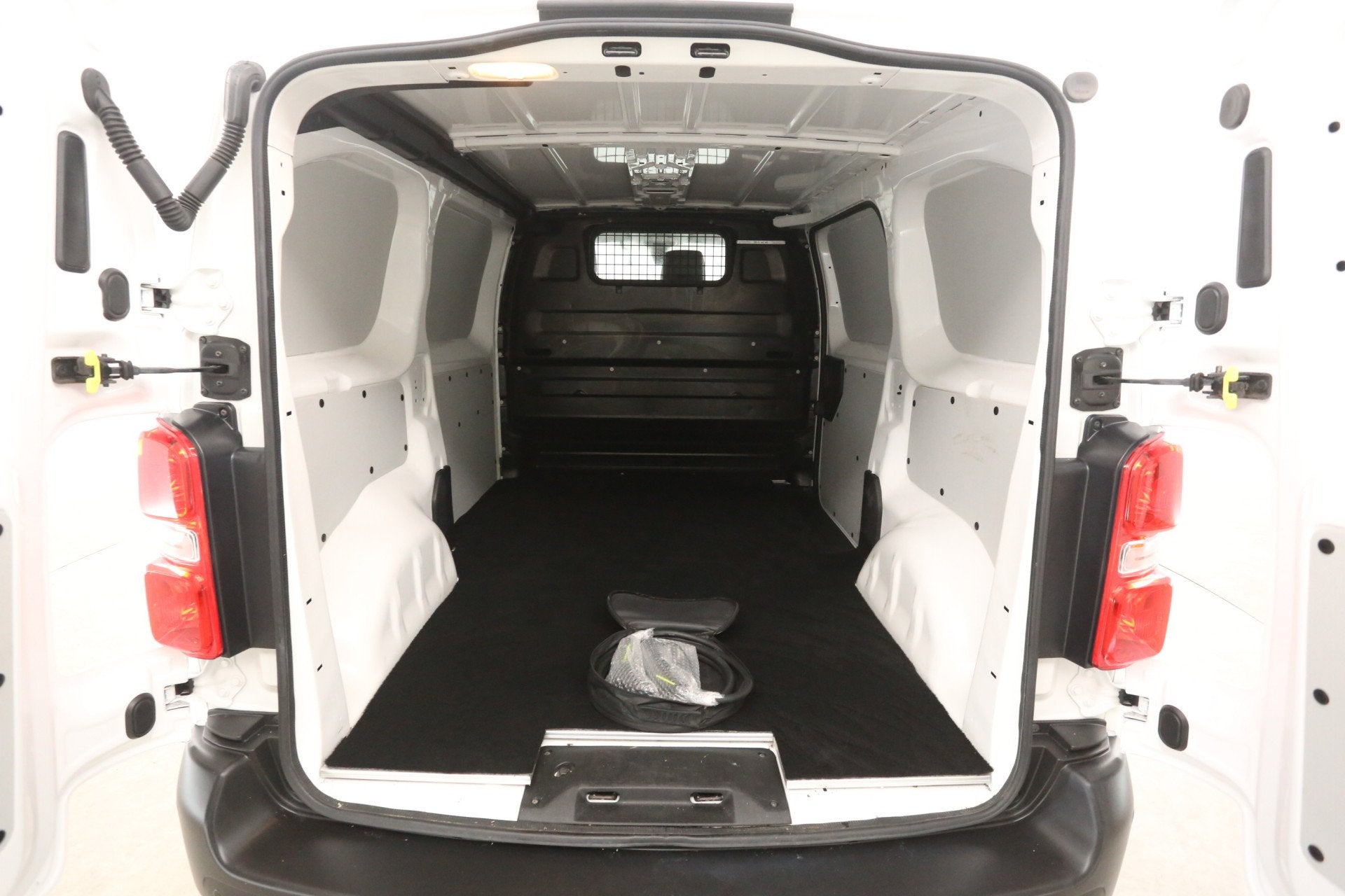 Peugeot e-Expert 75 kWh L2H1 | Snelladen | SOH 91% | Airco |, Automaat, 136 pk, Gebruikt, Lichtsensor