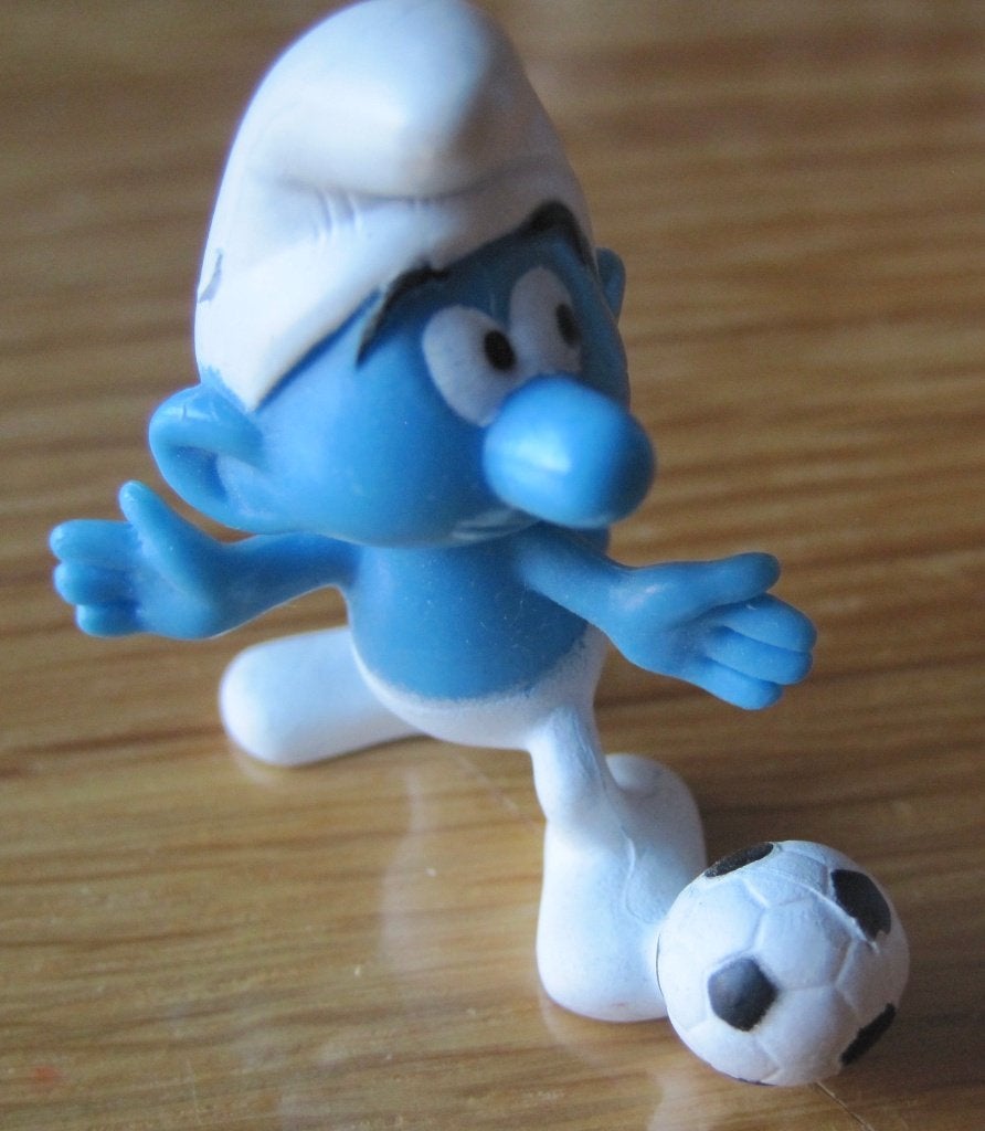 Smurf met voetbal - Peyo - 2008, Ophalen of Verzenden, Zo goed als nieuw, Overige Smurfen, Poppetje, Figuurtje of Knuffel