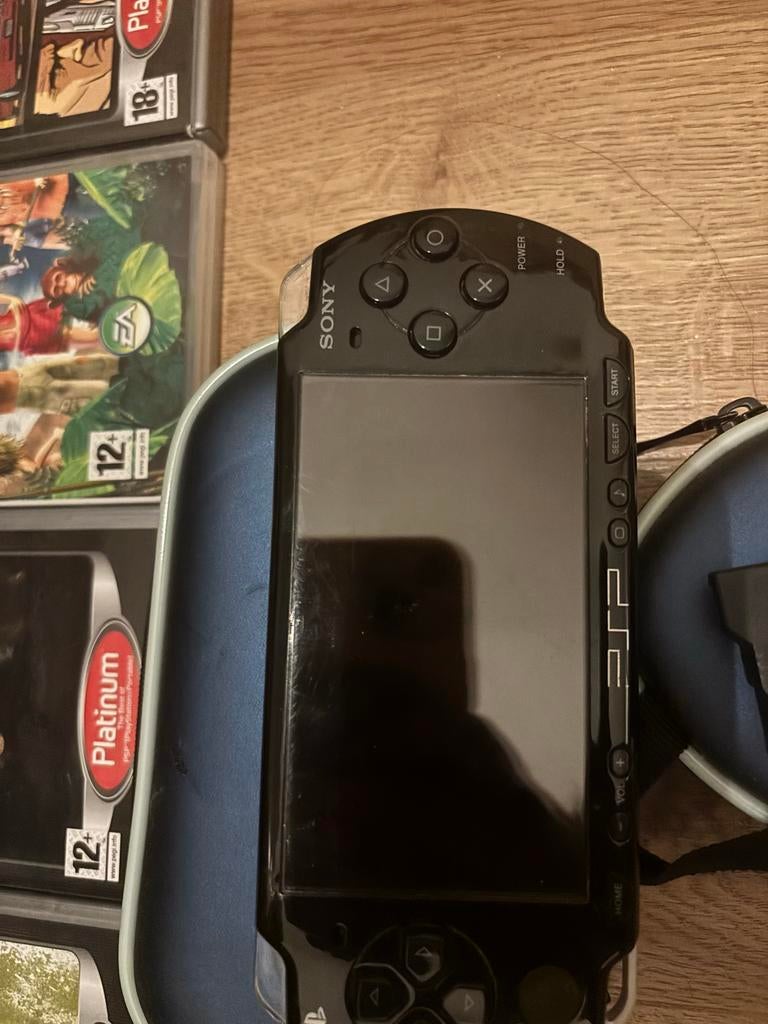 Sony PSP met 4 spellen en hoesje, Spelcomputers en Games, Games | Sony PlayStation Portable, Gebruikt, Overige genres, 1 speler