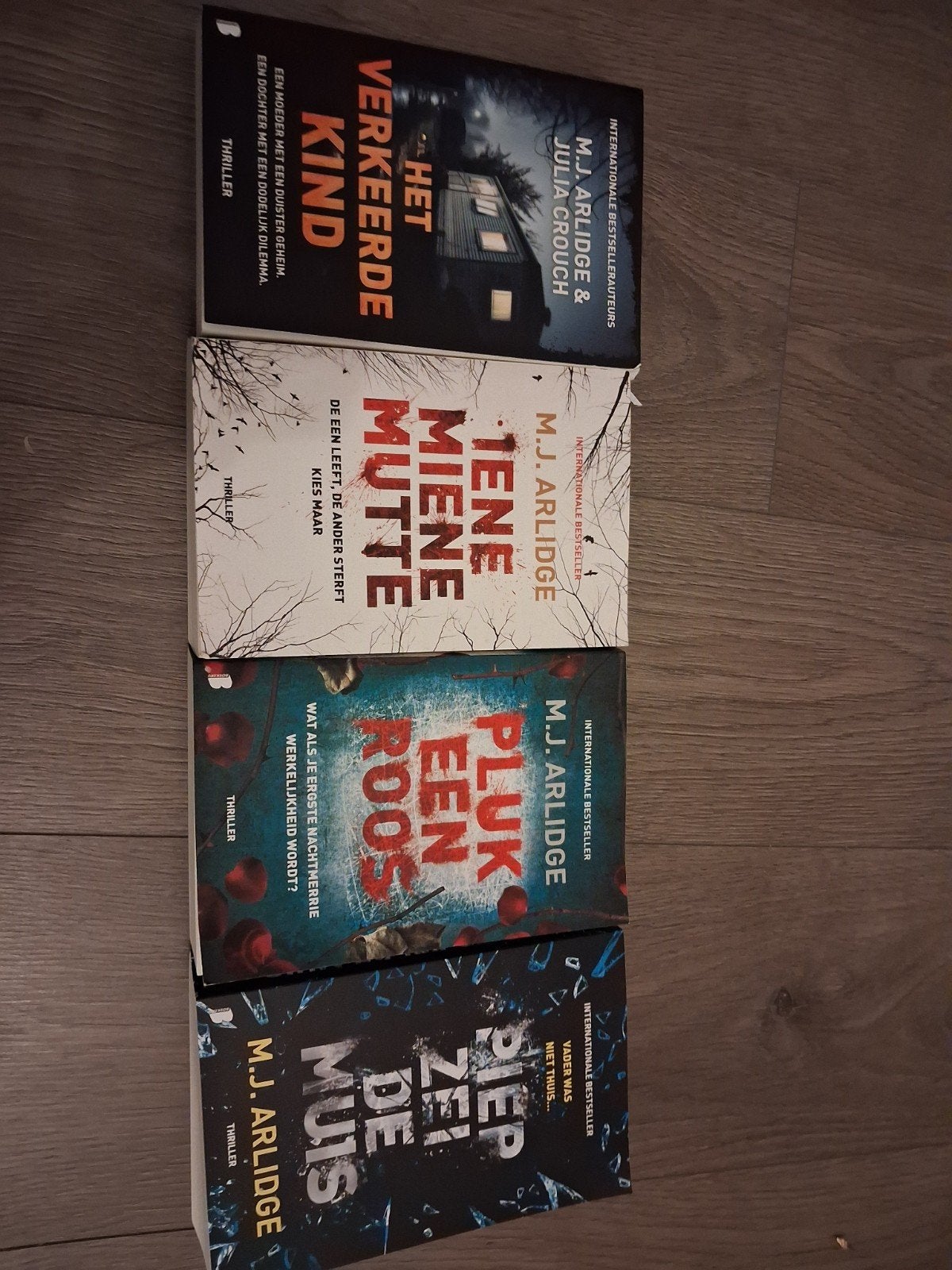 4 boeken van M.J. ARLIDGE, Boeken, Ophalen of Verzenden, Zo goed als nieuw, M.J. Arlidge