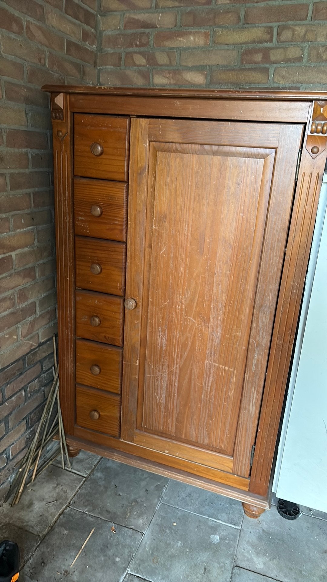Gratis houten kast, Ophalen