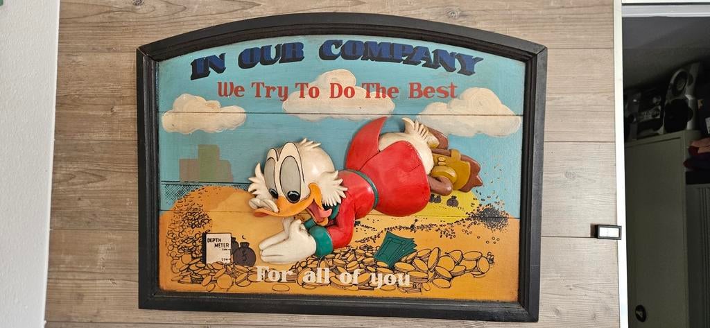Disney Dagobert Duck 3D Wanddecoratie - 'In Our Company', Ophalen of Verzenden, Overige figuren, Gebruikt, Beeldje of Figuurtje