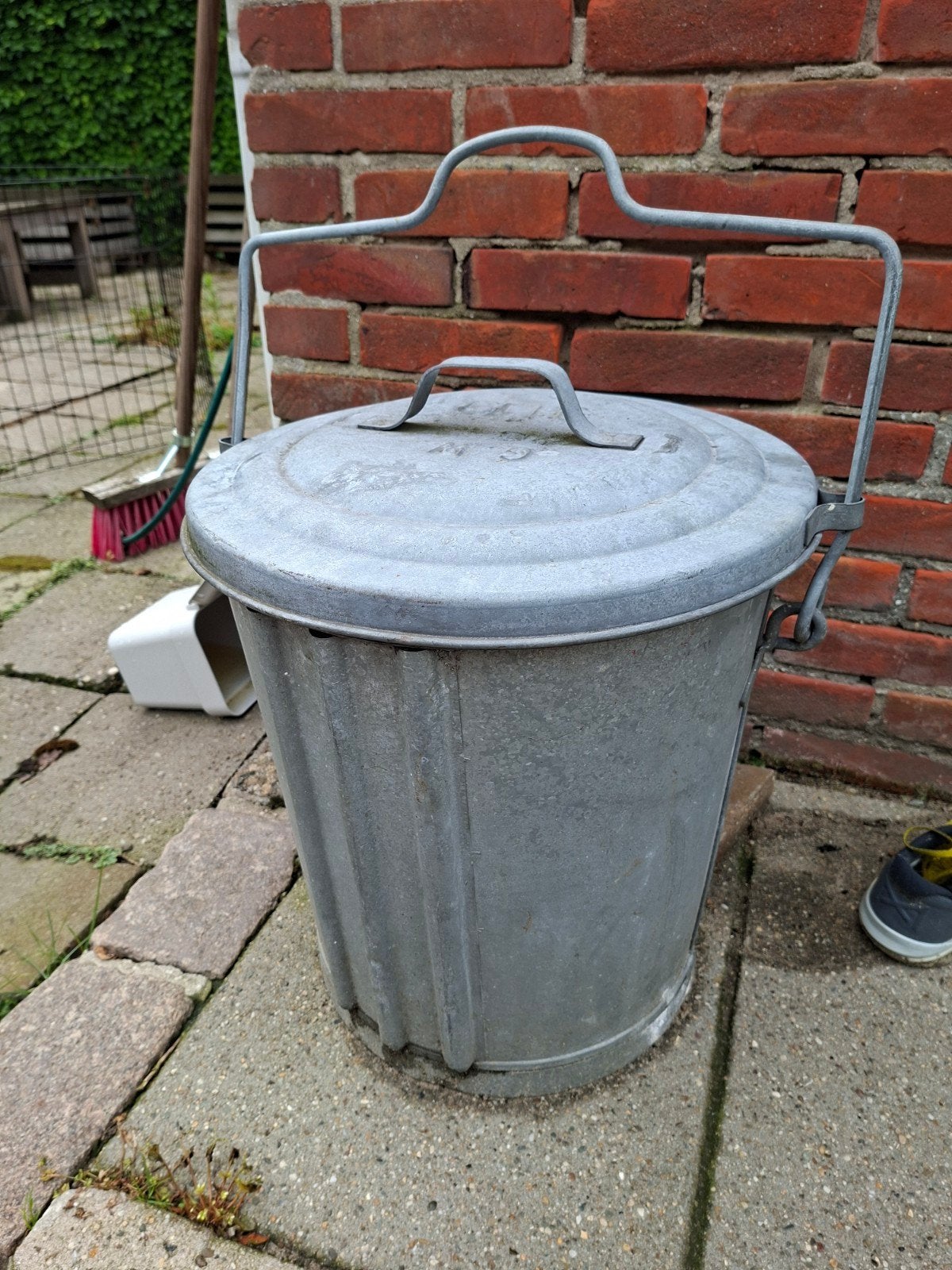 Zinken vuilnis emmer, Huis en Inrichting, Woonaccessoires | Prullenbakken, Ophalen, 40 liter of meer, Zo goed als nieuw, Metaal