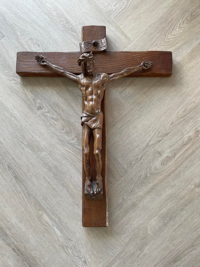 Groot kruisbeeld van kunstenaar Hugo Brouwer, Houtsnijwerk, Gemerkt, Hout, Bruin