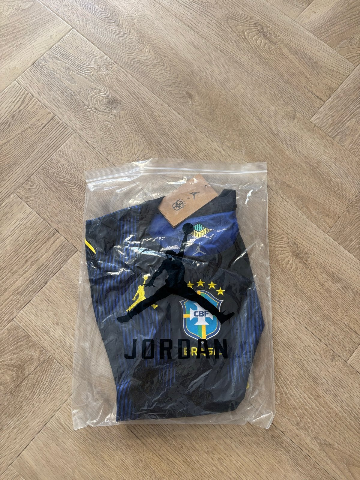 Gloednieuw Brazil uit shirt maat M, Nieuw, Ophalen of Verzenden, Voetbal, Maat 48/50 (M)