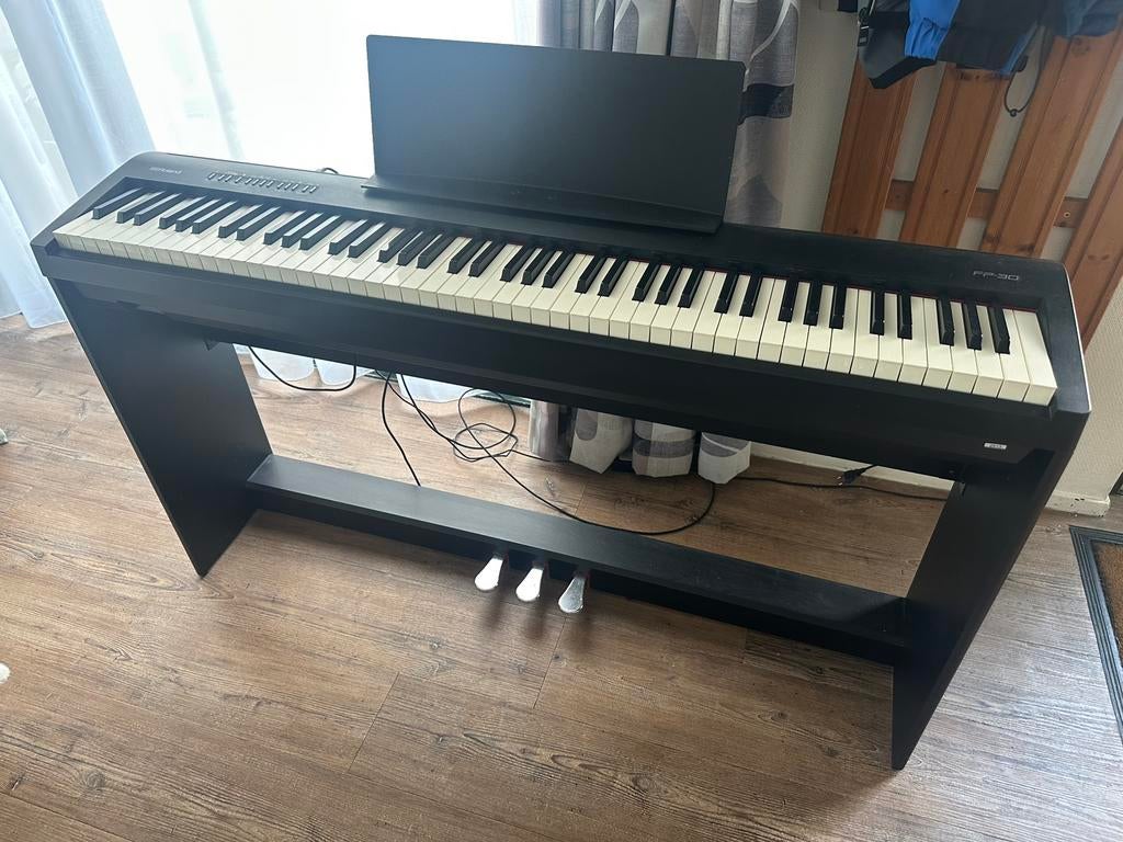 Roland FP-30X + meubelonderstel + pedaalsunit + leerboeken, Ophalen, Zo goed als nieuw, Zwart