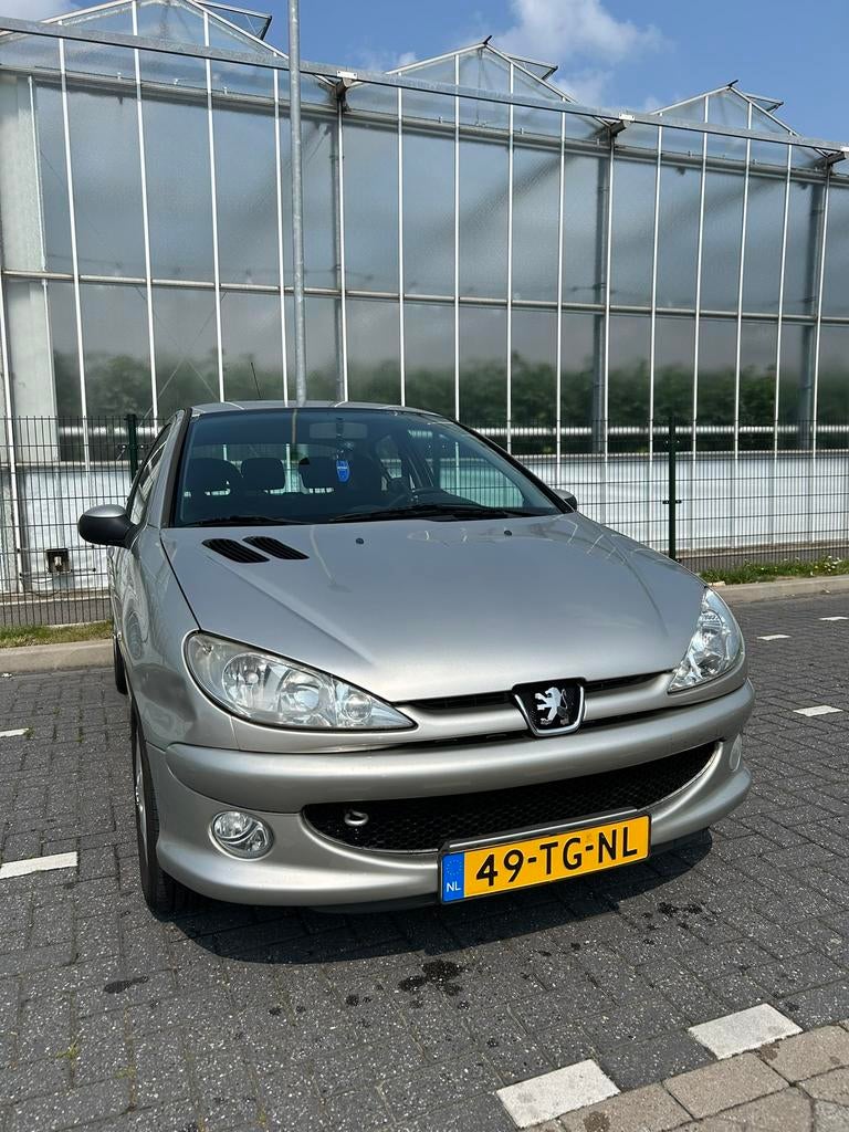Peugeot 206 1.6 16V 3D AUT 2006 Grijs, Auto's, 1025 kg, 40 €/maand, 4 cilinders, 108 pk