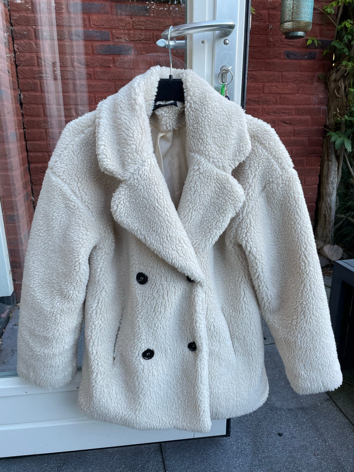 Crèmekleurige teddy jas met dubbele knoopsluiting maat S, Ophalen of Verzenden, Zo goed als nieuw, Maat 36 (S), Beige