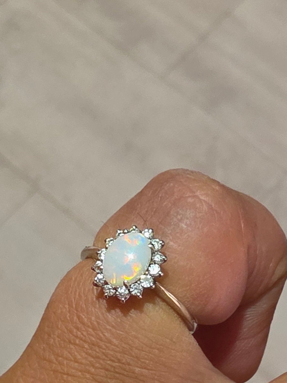 9 karaat wit goud ring op opaal steen en diamanten, Verzenden, Goud, Ring