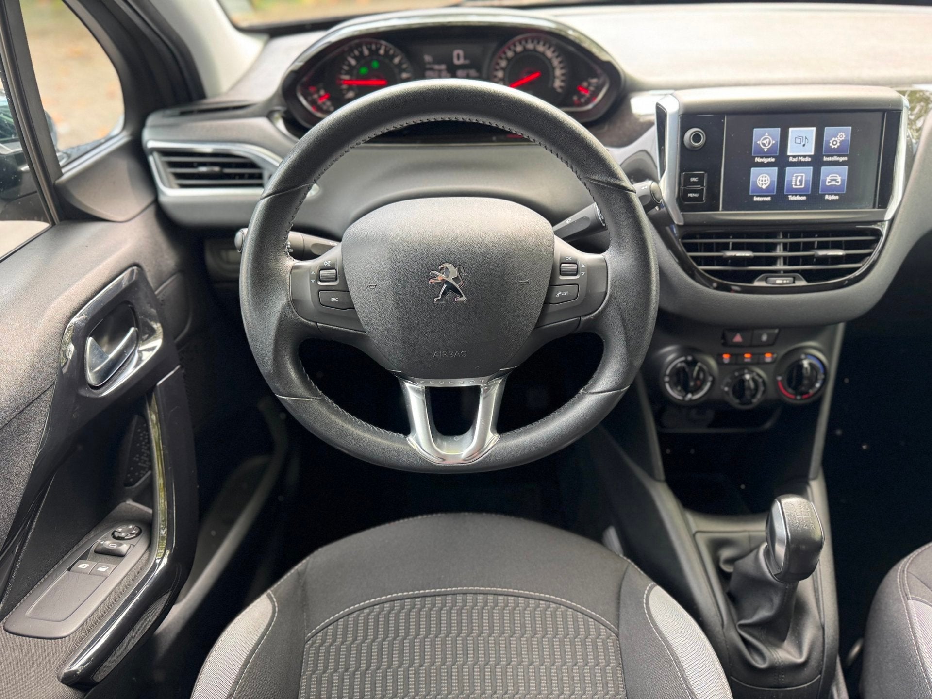 Peugeot 208 1.2 PureTech Style Airco lage KMS 5drs Volle ond, Voorwielaandrijving, Verwarmde buitenspiegels, Gebruikt, 1199 cc