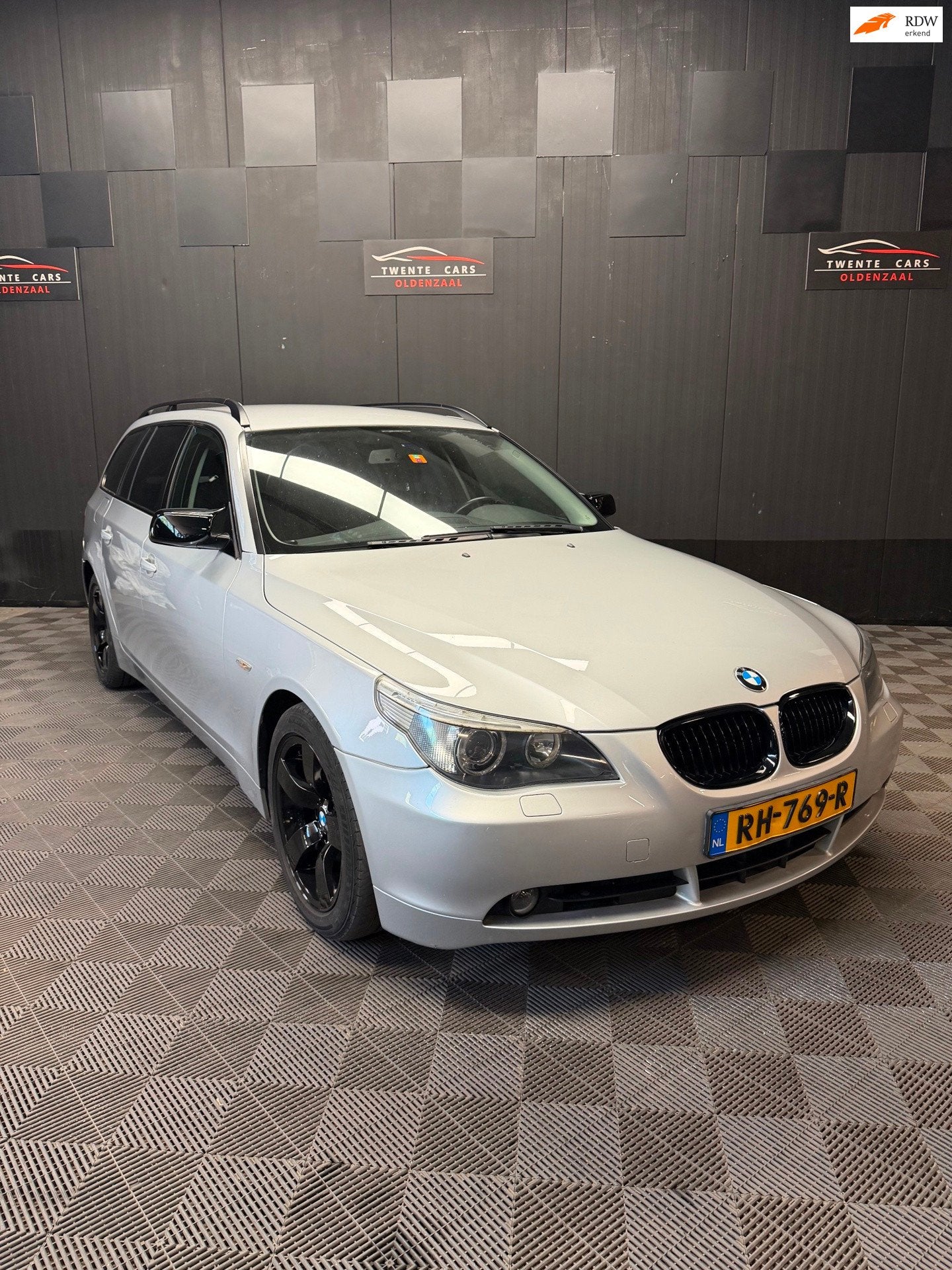 BMW 5-serie Touring 525i | Airco | Handbak | Nieuwe APK |, Auto's, Parkeersensor, Zwart, 10 km/l, Handgeschakeld