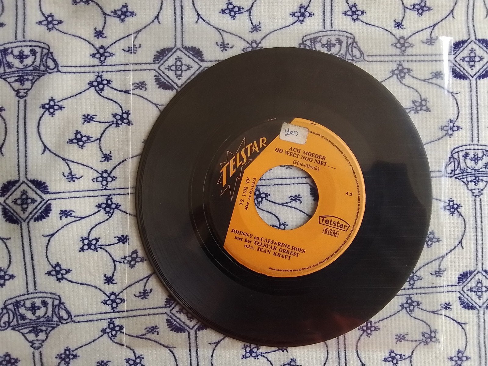Johnny & Caesarine hoes      Ach moeder hij weet nog niet..., Ophalen of Verzenden, Zo goed als nieuw, 7 inch, Nederlandstalig