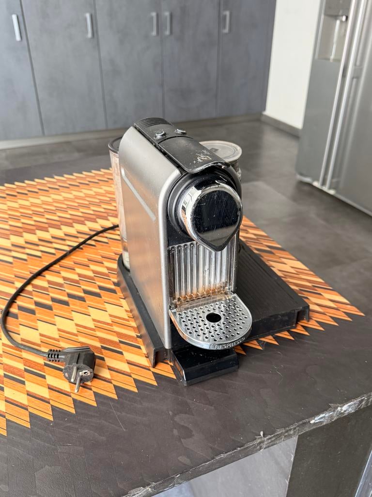 Nespresso koffiezetapparaat met opschuimer, Witgoed en Apparatuur, Koffiezetapparaten, Koffiepads en cups, Gebruikt, Espresso apparaat
