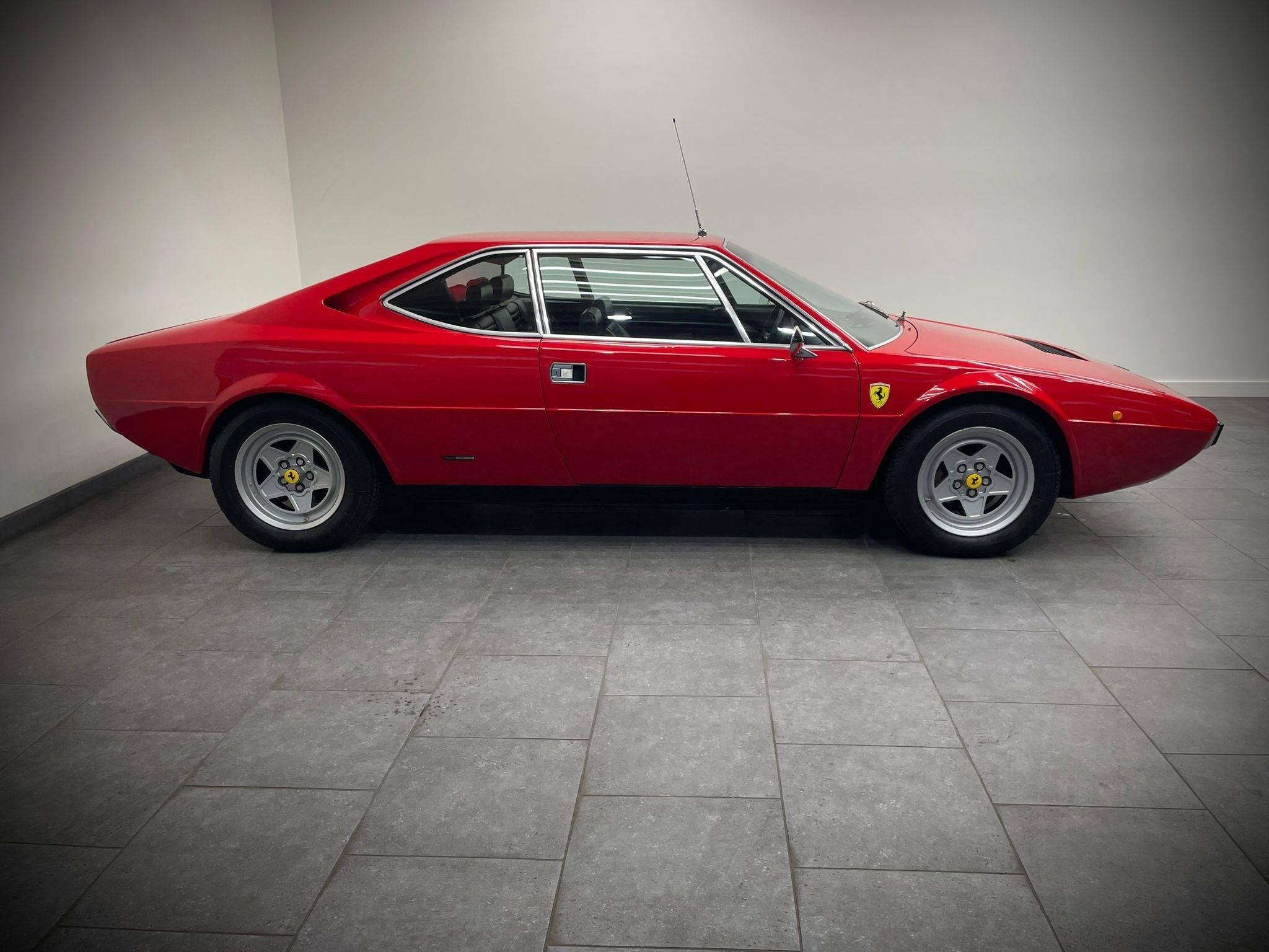 Ferrari Dino 208 GT4 2+2 Coupé, Auto's, Lichtmetalen velgen, Gebruikt, 4 stoelen, Bedrijf