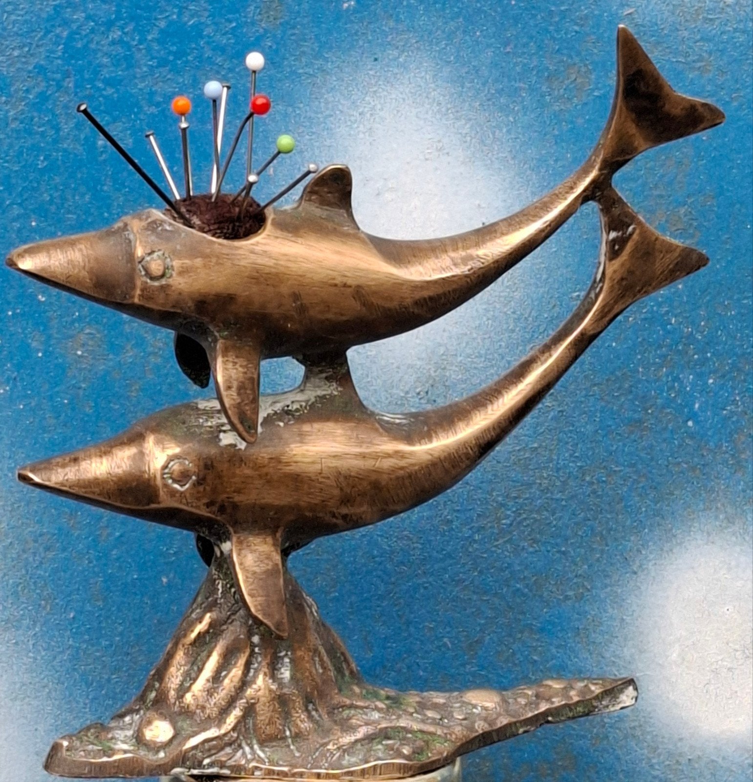 Speldenkussen/dolfijnen.  Messing/brons.  12.5/12 cm., Ophalen of Verzenden, Gebruikt, Overige typen