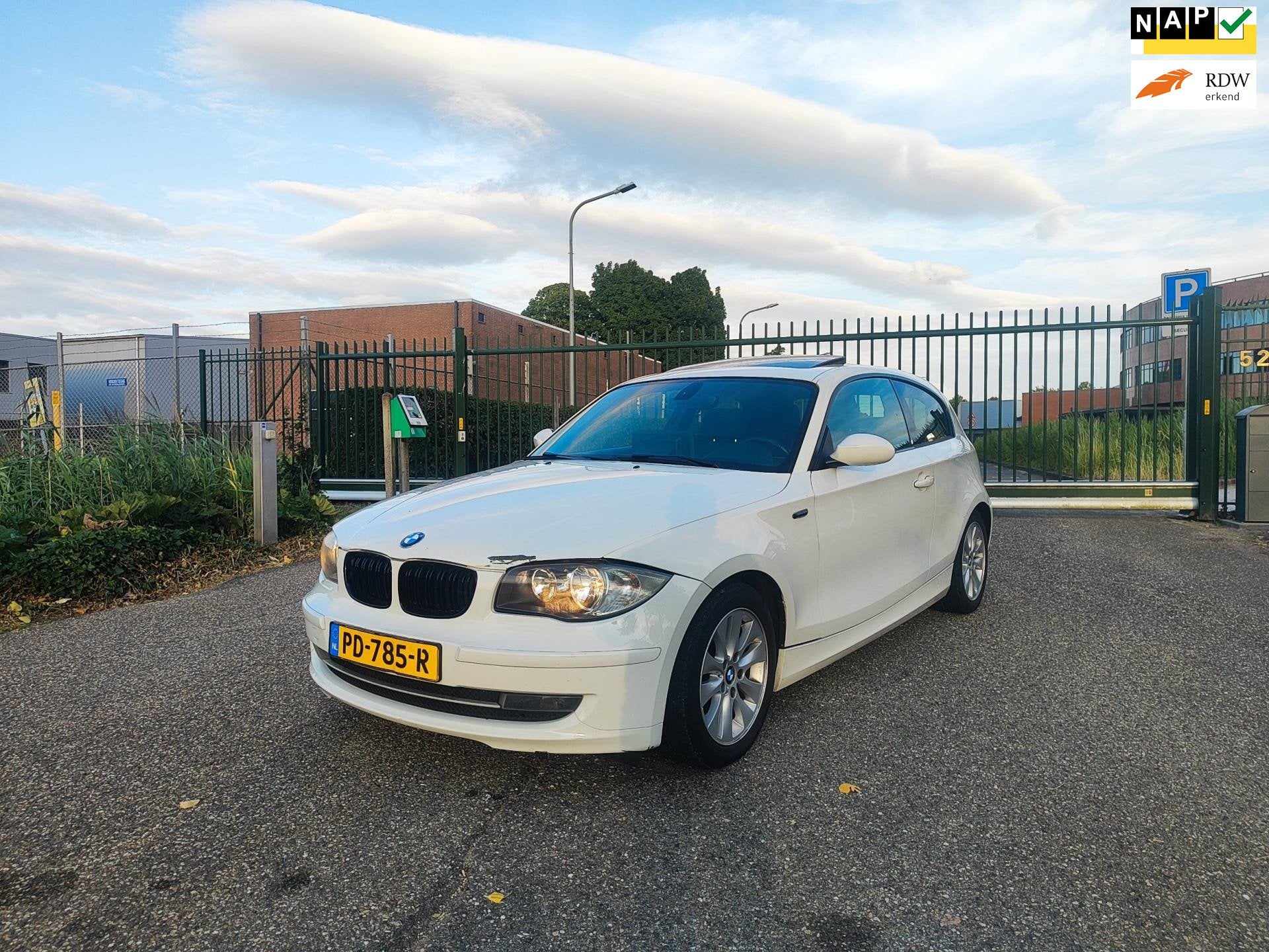 BMW 1-serie 118i Sport CarPlay! Apk! Nap!, 1-Serie, Zwart, 4 stoelen, Wit