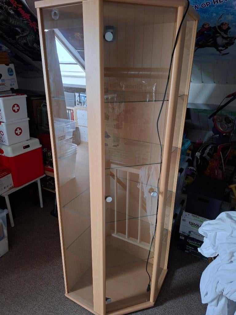 Vitrinekast met verlichting voor in een hoek, Ophalen, Grenenhout, 50 tot 100 cm, Zo goed als nieuw