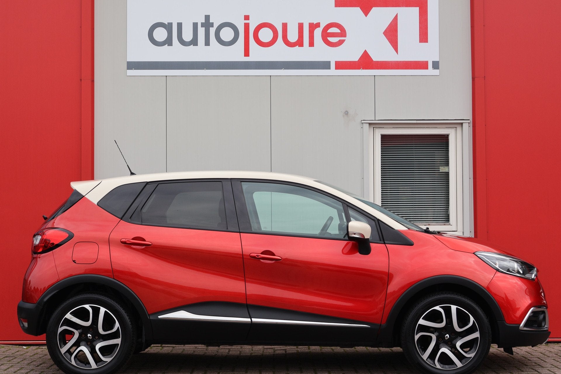 Renault Captur 0.9 TCe Helly Hansen (bj 2015), Auto's, Voorwielaandrijving, Gebruikt, Zwart, Leder en Stof