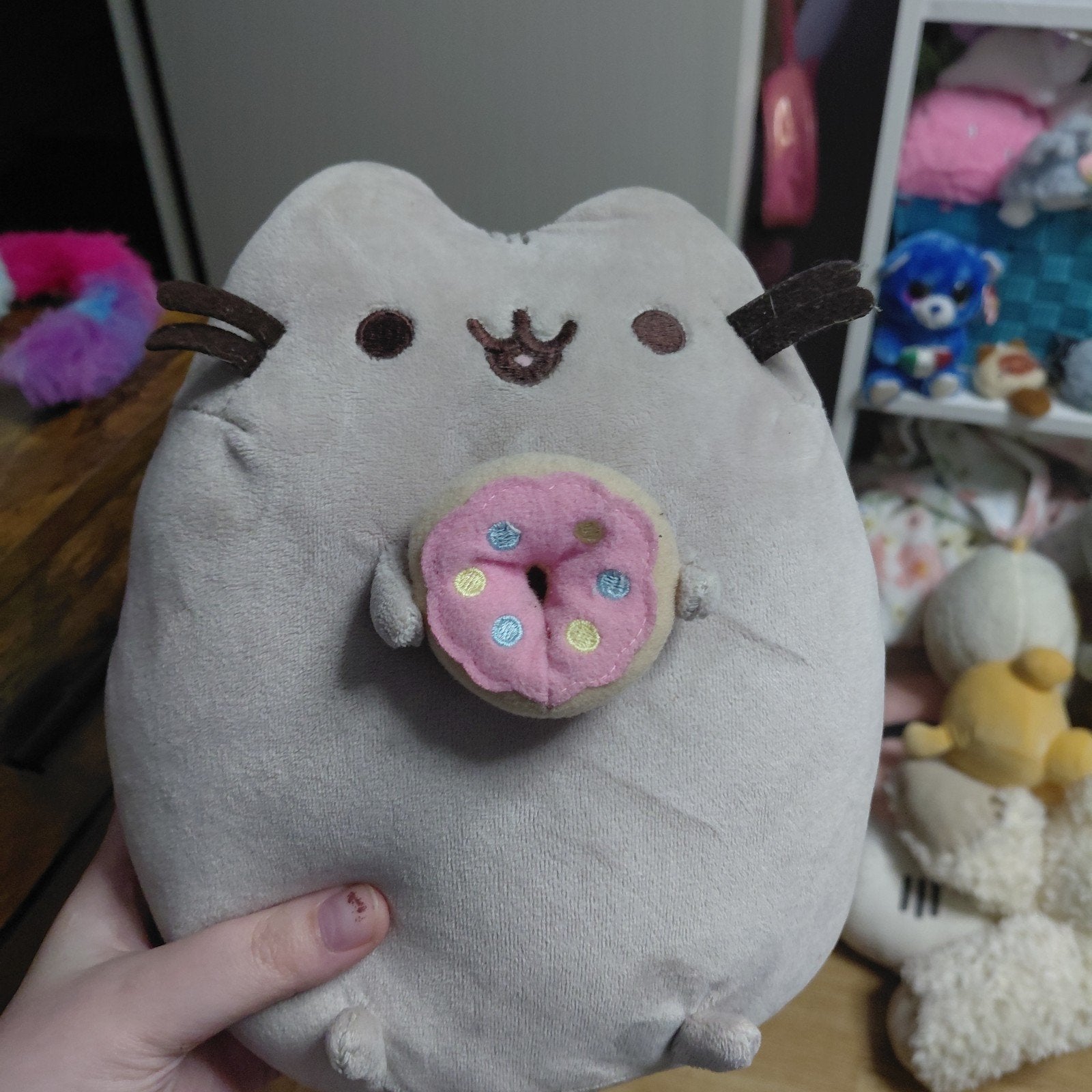 Originele GUND Pusheen knuffel met roze donut - 24cm, Overige merken, Overige karakters, Ophalen of Verzenden, Zo goed als nieuw