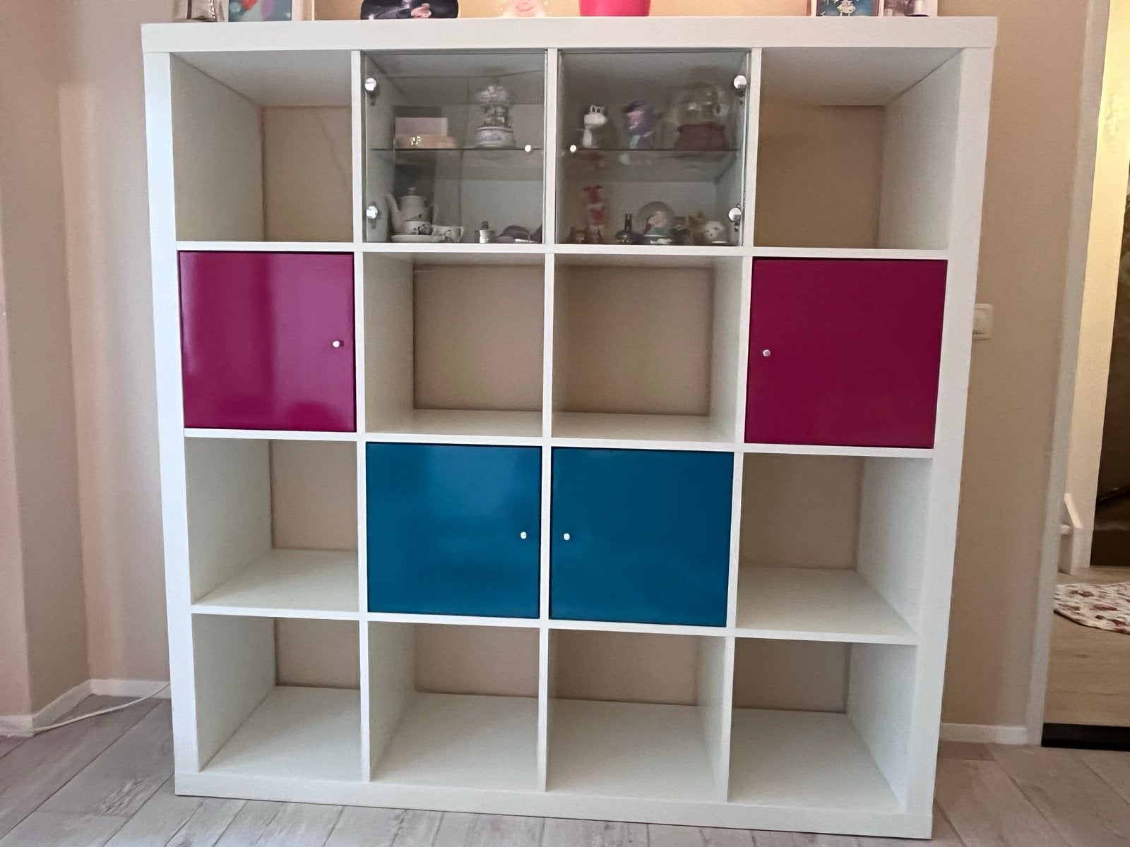 IKEA Kallax Vakkenkast 4x4 met deurtjes en glasplaatjes, Ophalen, Gebruikt