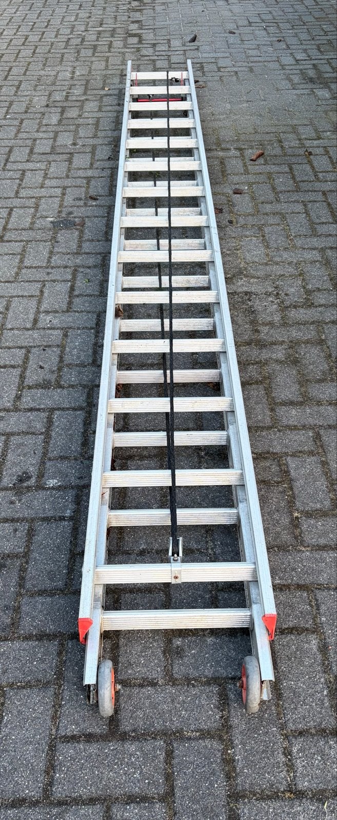 Uitschuifbare aluminium tweedelige ladder met wielen, Doe-het-zelf en Verbouw, Ladders en Trappen, Ophalen, Gebruikt, Ladder, Opvouwbaar of Inschuifbaar