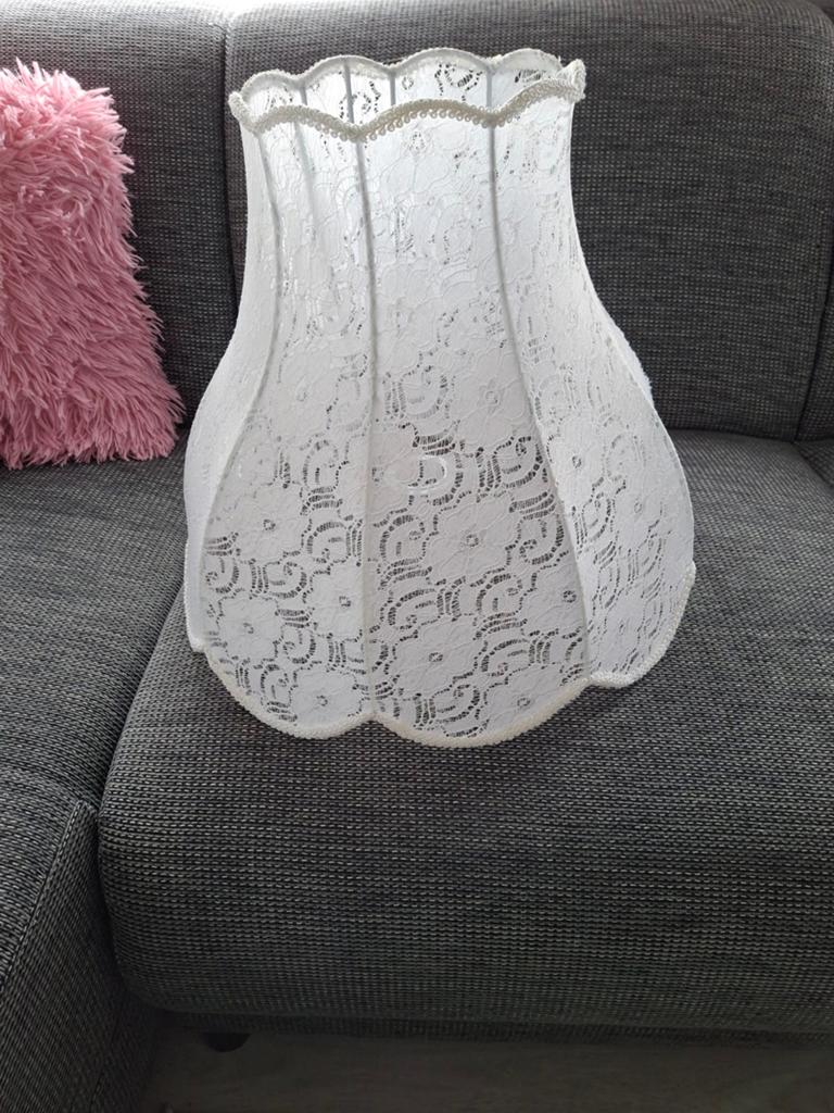 Witte kanten lampenkap - Elegant en sfeervol, Huis en Inrichting, Lampen | Lampenkappen, 25 tot 50 cm, Wit, Ophalen of Verzenden