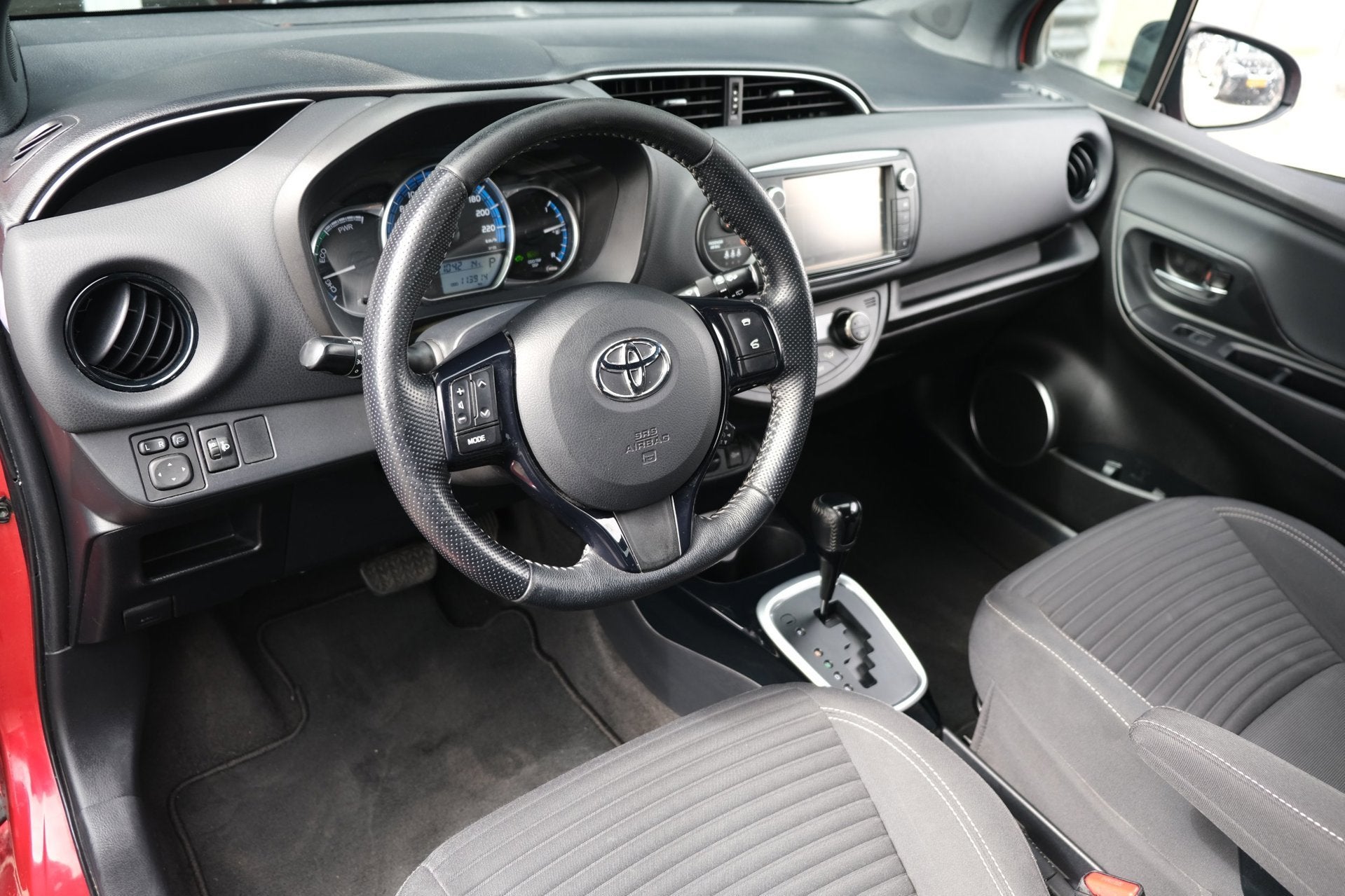 Toyota Yaris 1.5 Hybrid Dynamic Bi-Tone AUT Navi Cam Pdc Cru, Gebruikt, Euro 6, 4 cilinders, 1070 kg