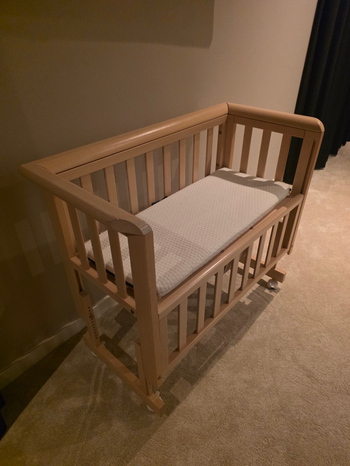 Houten co-sleeper met matrasje - verstelbaar en verrijdbaar, Kinderen en Baby's, Ophalen, Gebruikt, Wieg