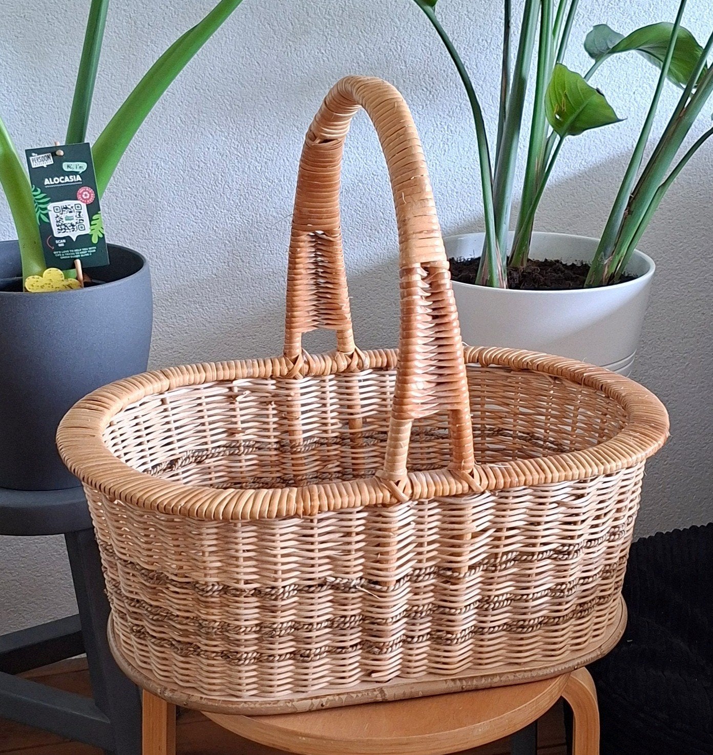 Prachtige grote vintage rieten mand met houten bodem, Gebruikt, Mand, Ophalen of Verzenden, Handgemaakt