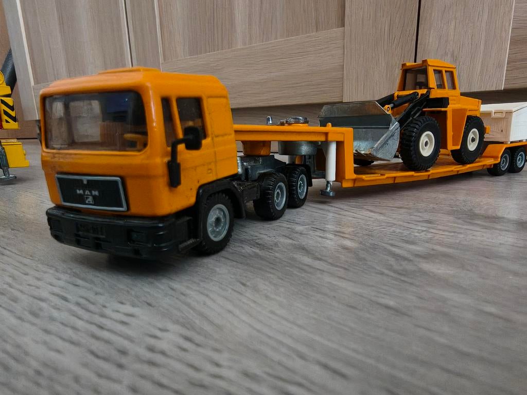 SIKU dieplader met graafmachine en toebehoren, Ophalen